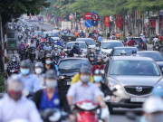 Tin tức - Đường phố Hà Nội bất ngờ đông đúc sáng đầu tuần,  xe cứu thương phải đi ngược chiều