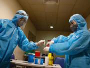 Sức khỏe - Người phụ nữ không triệu chứng tự đi xét nghiệm biết mắc COVID-19, Hà Nội ngày 16/8 có 46 ca