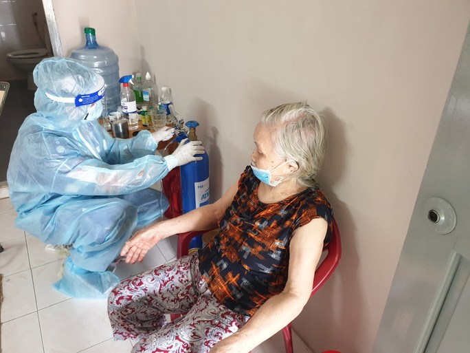 Bệnh nhân Covid-19 trên địa bàn quận 12 được phục vụ bình oxy miễn phí.