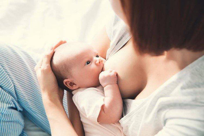 Sau thời gian mang thai, sinh con và cho con bú, sữa cạn dần, ngực của mẹ cũng sẽ dần biến đổi, không còn căng tròn hay da cũng không mịn màng nữa.