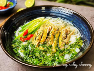Cách nấu phở gà vừa nhanh lại dễ, thịt đầy ắp bát, hàng quán cũng chào thua