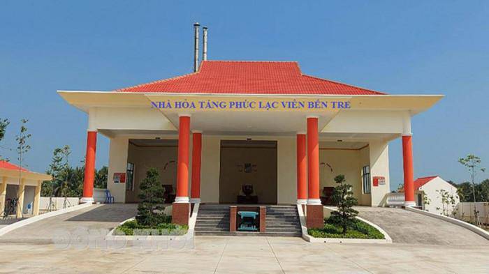 Lái xe tải đưa 46 thi hài từ TP.HCM xuống cơ sở hỏa táng Phúc Lạc Viên để hỏa táng.