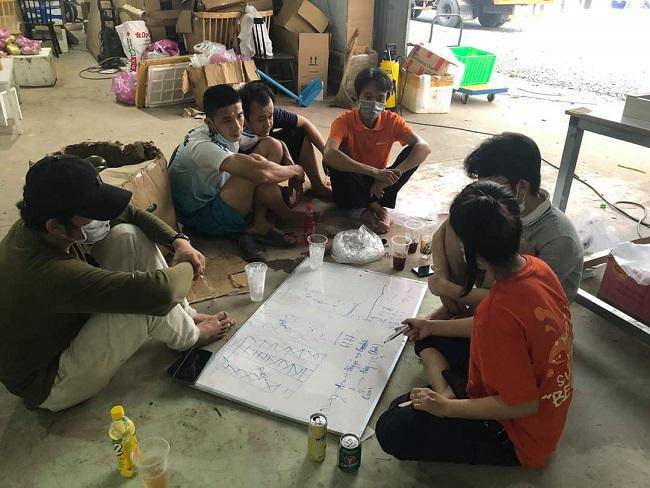 Kho hàng nội thất chính là điểm tập kết hàng và là nơi đào tạo gấp rút nhân sự phục vụ công việc bán rau.