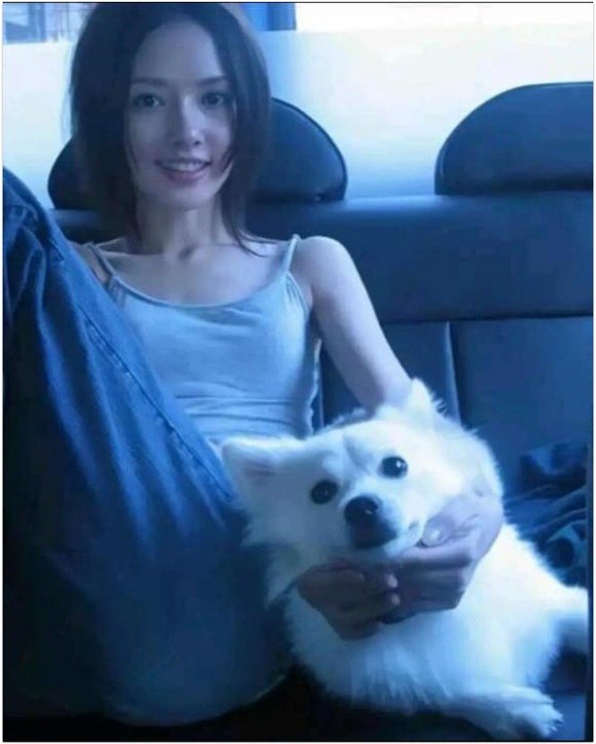 Cô mang nét đẹp ngây thơ, dịu dàng.