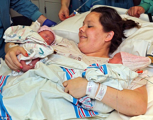 Hai bé gái sinh đôi nắm chặt tay nhau lúc chào đời, giờ lớn khó ai nhận ra - 3