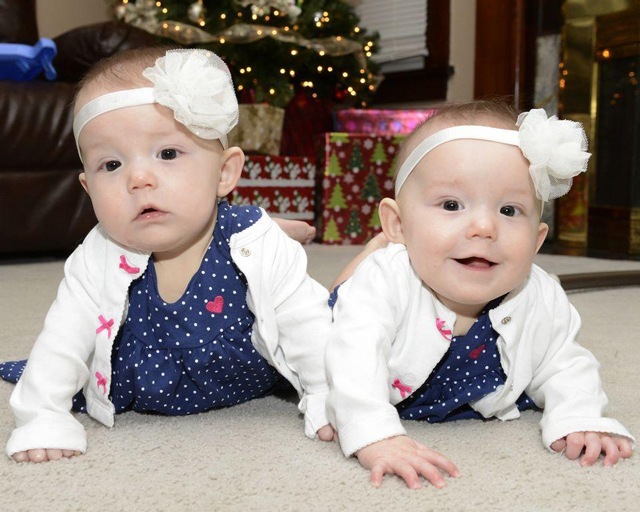 Hai bé gái sinh đôi nắm chặt tay nhau lúc chào đời, giờ lớn khó ai nhận ra - 5