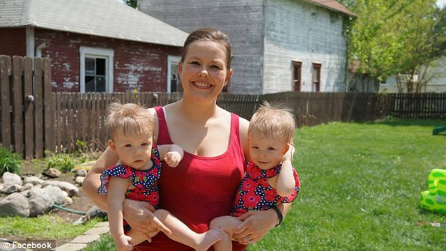 Hai bé gái sinh đôi nắm chặt tay nhau lúc chào đời, giờ lớn khó ai nhận ra - 7