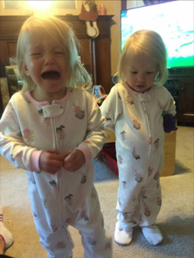 Hai bé gái sinh đôi nắm chặt tay nhau lúc chào đời, giờ lớn khó ai nhận ra - 8