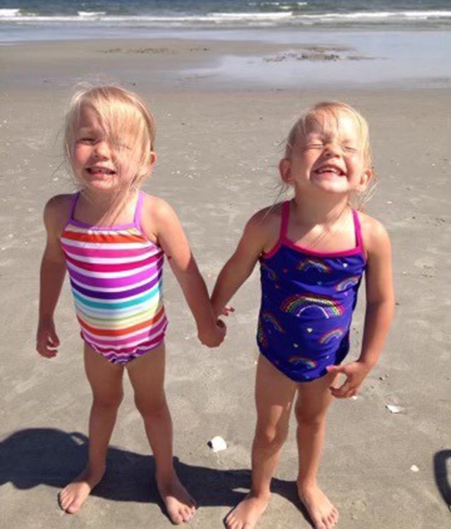 Hai bé gái sinh đôi nắm chặt tay nhau lúc chào đời, giờ lớn khó ai nhận ra - 9