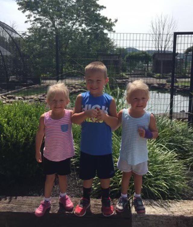 Hai bé gái sinh đôi nắm chặt tay nhau lúc chào đời, giờ lớn khó ai nhận ra - 10