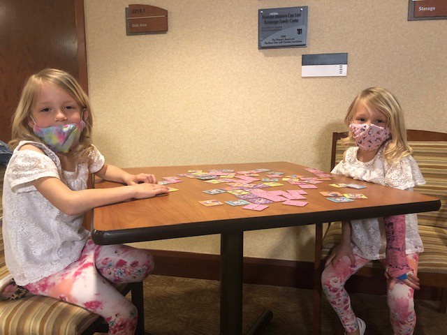 Hai bé gái sinh đôi nắm chặt tay nhau lúc chào đời, giờ lớn khó ai nhận ra - 11