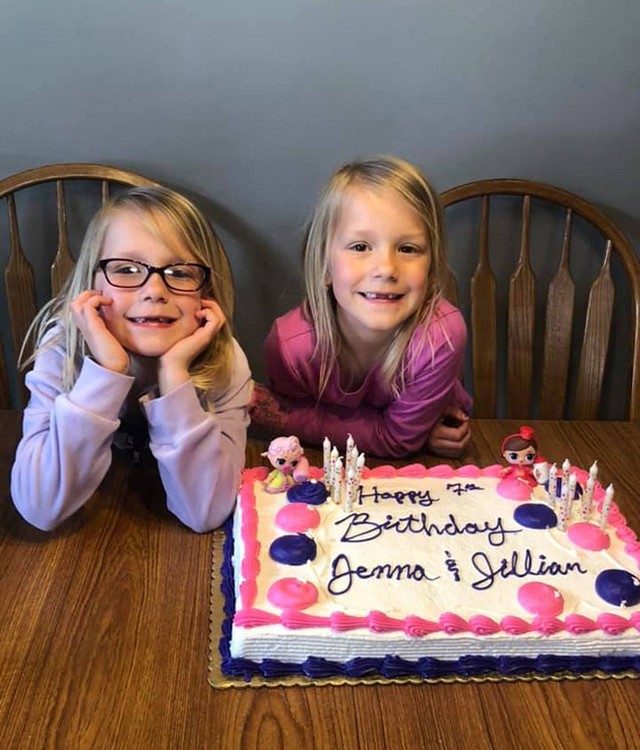 Hai bé gái sinh đôi nắm chặt tay nhau lúc chào đời, giờ lớn khó ai nhận ra - 12