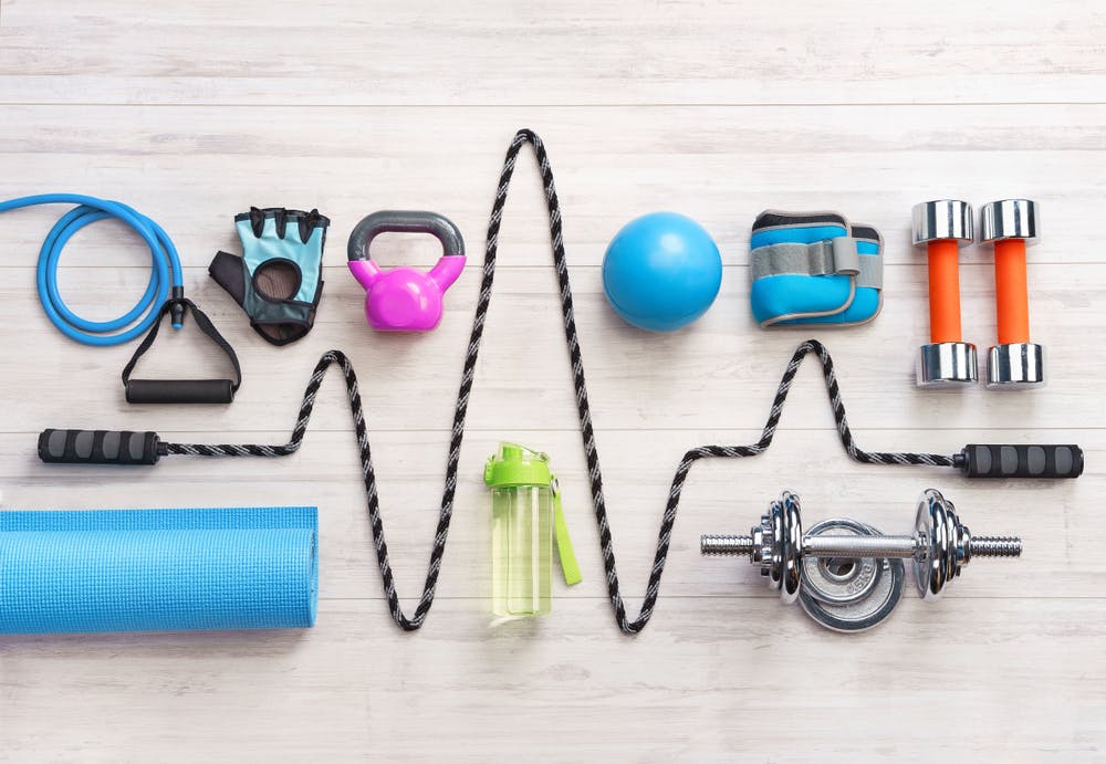 Bạn nên kết hợp nhuần nhuyễn việc tập kháng lực và cardio. Tập kháng lực với tạ đơn, tạ ấm hoặc mini band, power band.