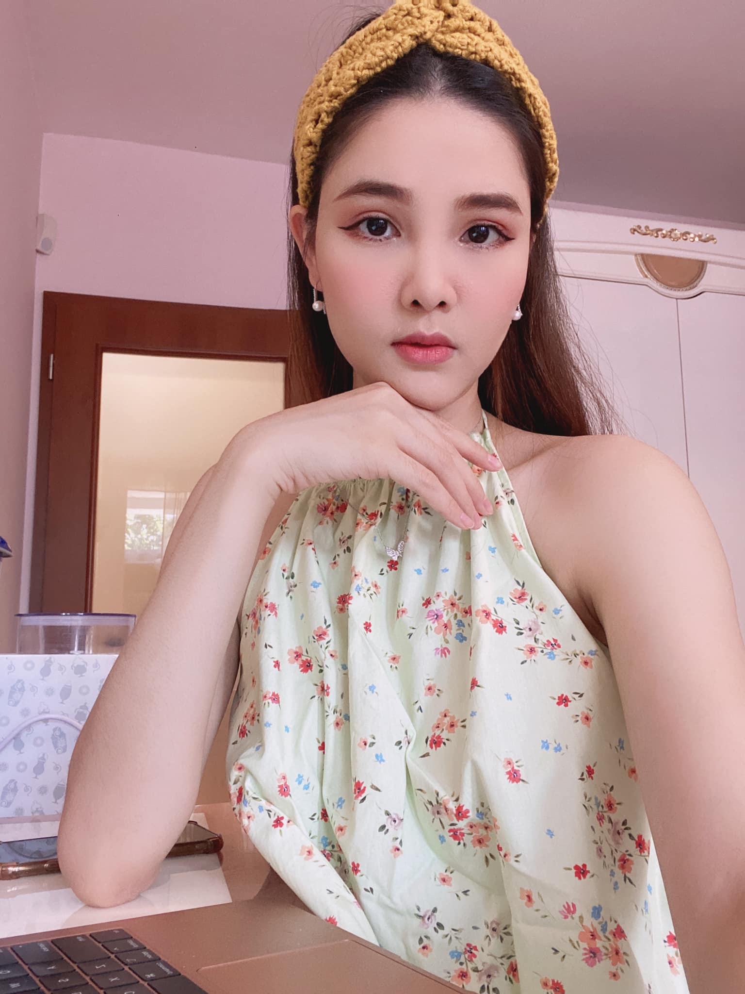 Mạc Hồng Quân vừa sang Séc, amp;#34;gà cưngamp;#34; Khắc Tiệp chăm làm đẹp, mặc sexy: Ai bảo gái 2 con? - 4