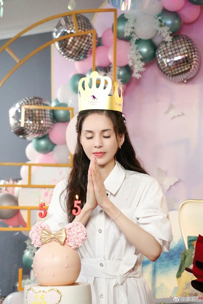 Lý Nhược Đồng khoe ảnh đón sinh nhật tuổi 55.