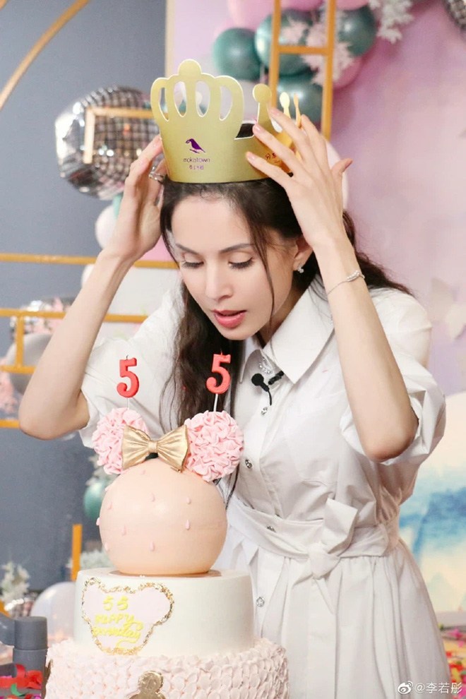 Nhiều người trầm trồ trước vẻ ngoài trẻ quên tuổi của cô.