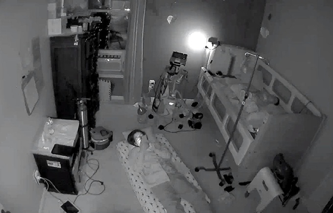 Phòng ngủ của con trai Quách Thành Danh được lắp camera, có nhiều trang thiết bị y tế hỗ trợ và y tá túc trực cả ngày lẫn đêm, ngủ lại tại nhà để tiện chăm sóc.