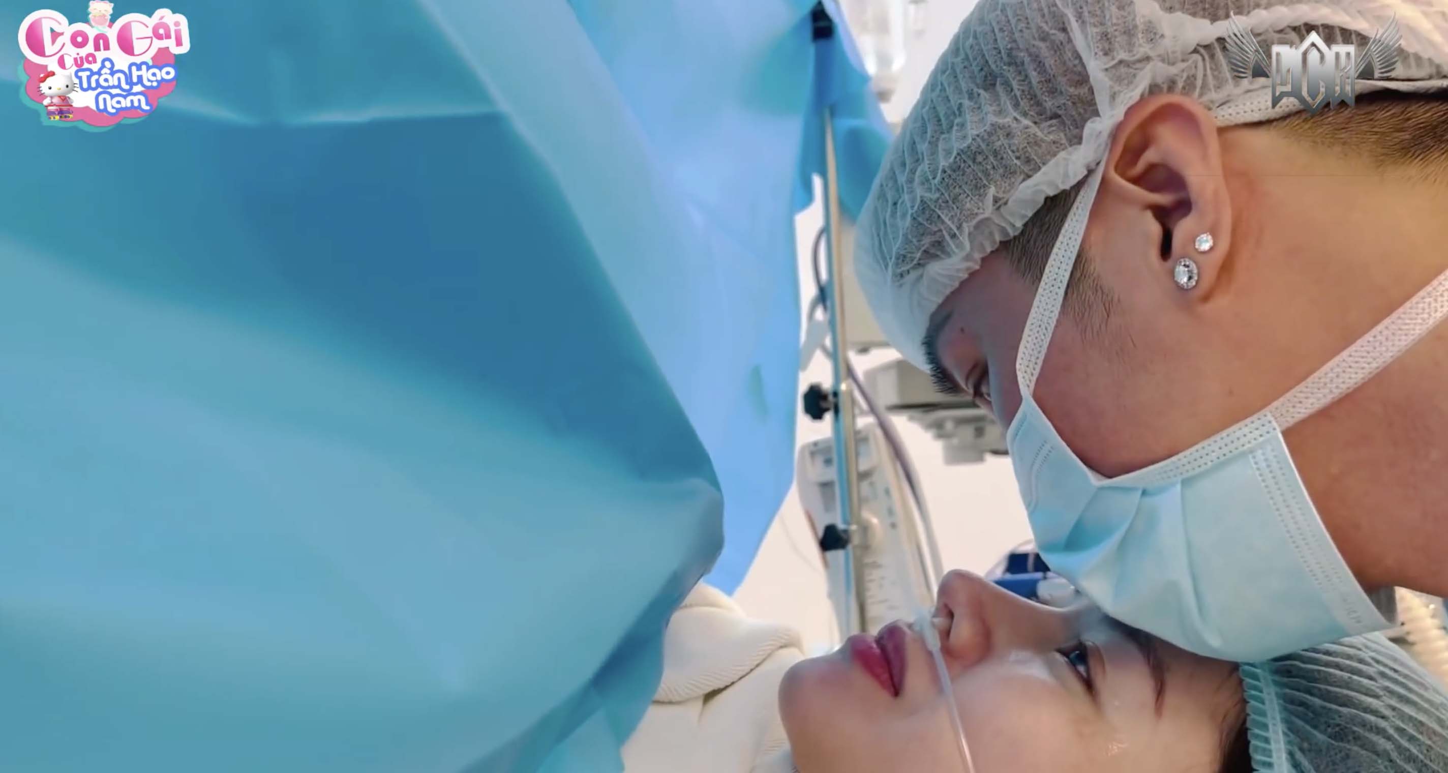 So với 2 lần sinh nở trước đó, Lâm Chấn Khang lần này được vào tận phòng sinh, cùng bà xã đón con gái nhỏ.