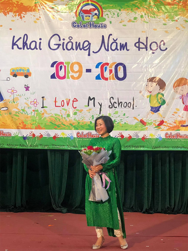 Chị Cao Nguyệt Hằng trong buổi lễ khai giảng năm học mới của Color House Kindergarten.