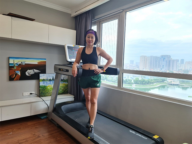 Hình ảnh luyện tập tại nhà mùa dịch nuôi ước mơ chạy cư ly 100km của chị Cao Nguyệt Hằng.