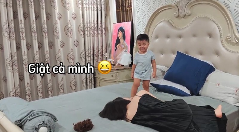 Đăng clip chơi với con trên giường, Hoà Minzy trách yêu chồng: Có ai đi công tác 4 tháng không? - 3