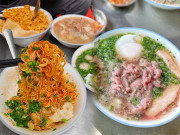 Xem ăn chơi - Quán mì tôm vỉa hè đắt nhất Sài Gòn: “đắt xắt ra miếng”, muốn ăn phải chờ cả tiếng