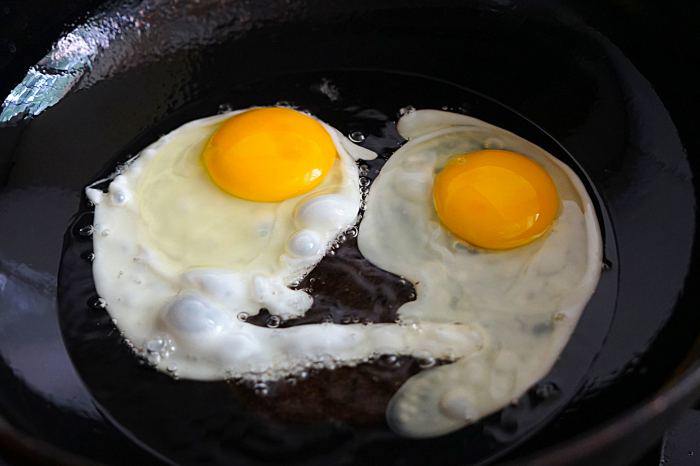 Trứng ốp xong đừng vội ăn ngay, nấu thêm kiểu này được món ngon rẻ lại trôi cơm - 5