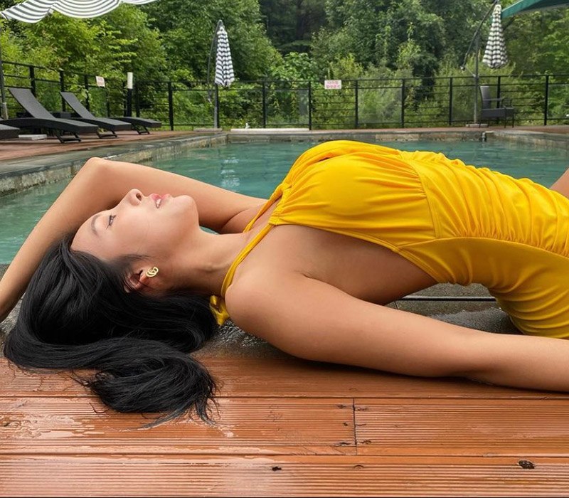 Hoa hậu Ha Ri khoe vòng một bốc lửa với bikini dạng yếm màu vàng neon, cô thích phơi nắng với những set đồ kiệm vải.
