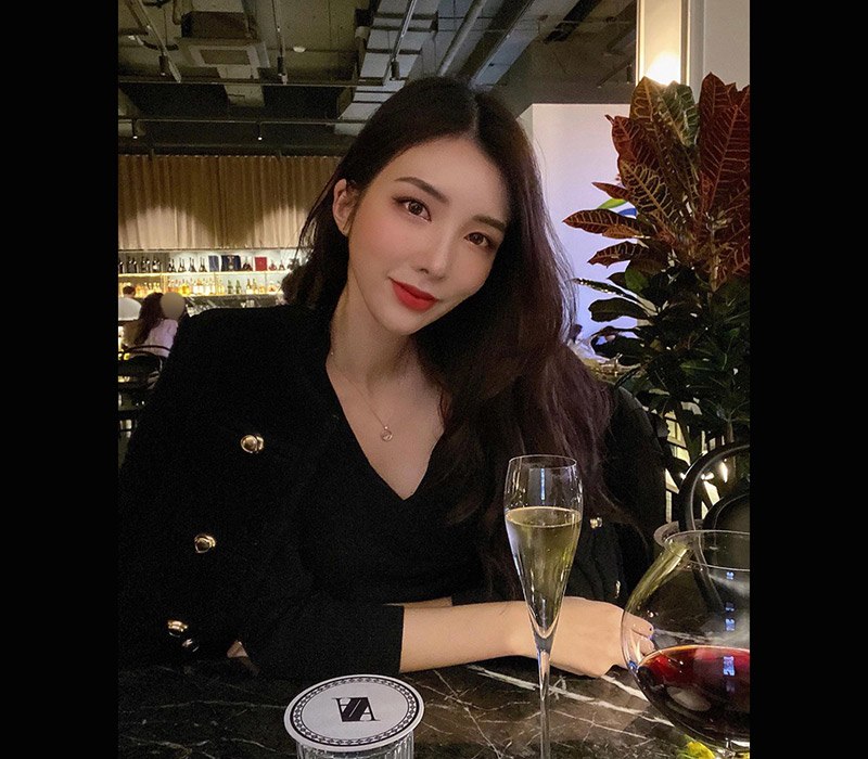 Chân dài 25 tuổi là đại diện của Hàn Quốc tại đấu trường sắc đẹp lớn nhất hành tinh Miss Universe 2020. Ha Ri cũng từng gặp gỡ và trò chuyện với Hoa hậu Khánh Vân.
