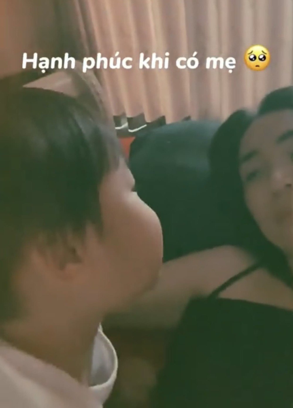 Đăng clip chơi với con trên giường, Hoà Minzy trách yêu chồng: Có ai đi công tác 4 tháng không? - 9