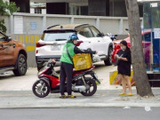 Tin tức - Nhận túi đồ của shipper giao giữa mùa dịch COVID-19, cô gái Sài Gòn xúc động không nói lên lời