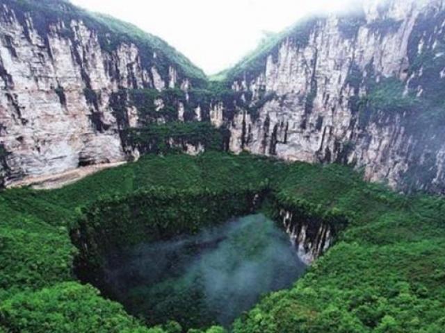 Ngôi làng bí ẩn nằm trong phễu địa chất sâu 900 mét, có hơn 1 nghìn người sinh sống