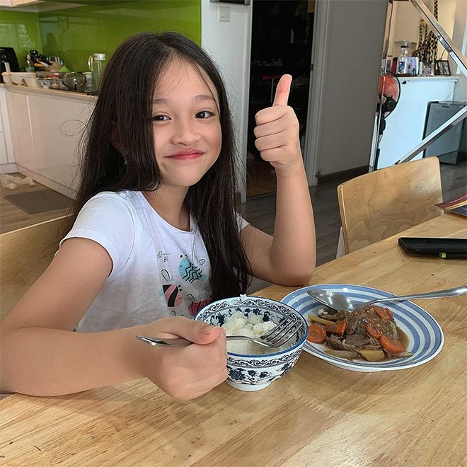 Con gái Phan Đình Tùng xinh như Hoa hậu, mới 8 tuổi đã trăn trở về nhan sắc “thua” mẹ - 9