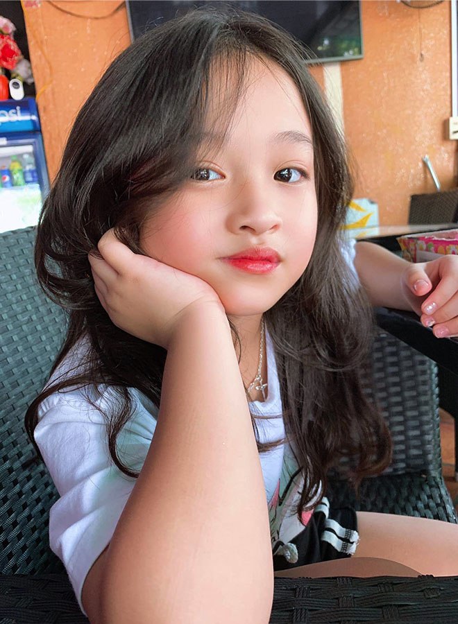 Con gái Phan Đình Tùng xinh như Hoa hậu, mới 8 tuổi đã trăn trở về nhan sắc “thua” mẹ - 11