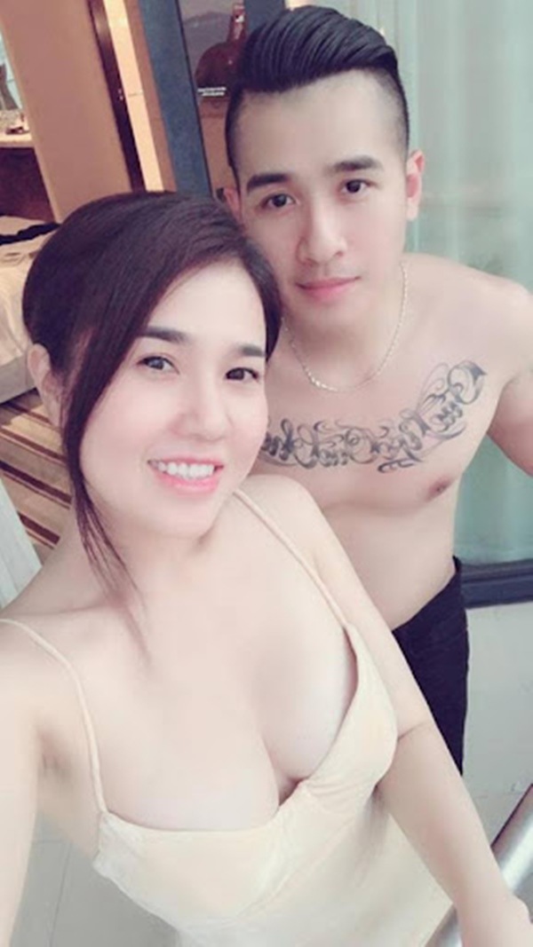 Cưới DJ thích amp;#34;thả rôngamp;#34; ngực, cảnh bỉm sữa của chồng kém tuổi: Cho con ăn, tắm gội, vệ sinh - 11