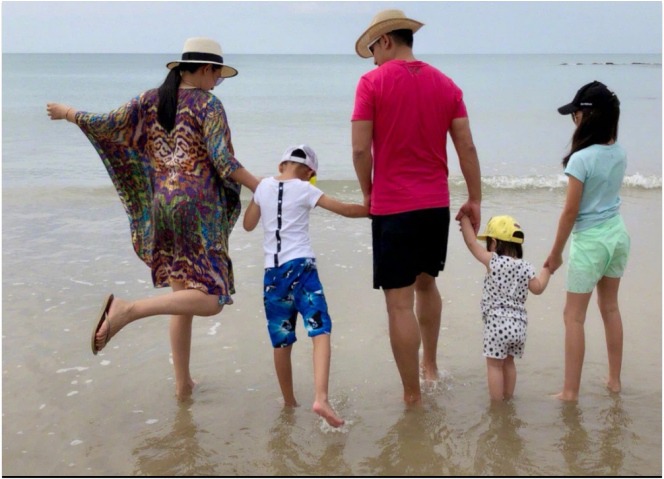 Dù không còn đình đám như trước nhưng nam ngôi sao võ thuật vẫn khiến khán giả ghen tị vì hôn nhân viên mãn.