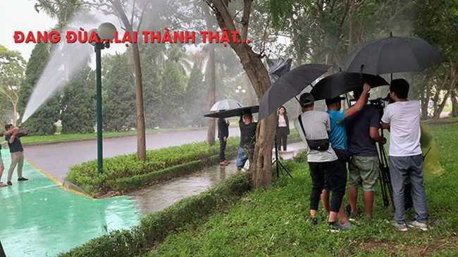 Đoàn phim Tình Yêu Và Tham Vọng vừa bắt đầu tạo mưa nhân tạo thì trời đổ mưa thật.