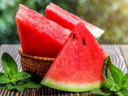 Sức khỏe - 7 sai lầm tai hại khi ăn dưa hấu vừa phí mất chất lại dễ gây ngộ độc, đau bụng