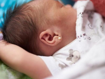 Thói quen của các mẹ có con gái có thể khiến bé nhập viện, kém xinh đẹp khi lớn