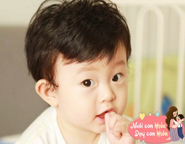 Việc bé mút ngón tay sẽ kích thích thần kinh trung ương và dẫn truyền thần kinh não bộ, giúp kích thích các giác quan, đáp ứng nhu cầu tìm hiểu thông tin, hỗ trợ phát triển não bộ của trẻ.
