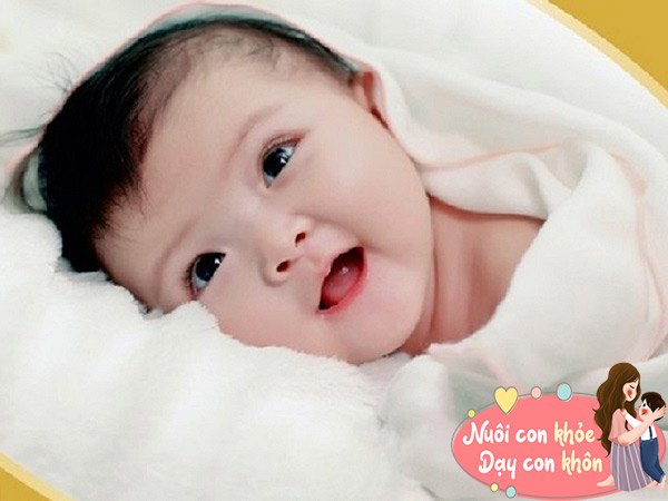 Nếu trẻ thực sự thông minh hơn thì khi còn nhỏ đôi mắt sẽ hoạt bát hơn, có thể nhanh chóng đảo mắt và đưa ra phản hồi cho cha mẹ thông qua ánh mắt của chính mình.