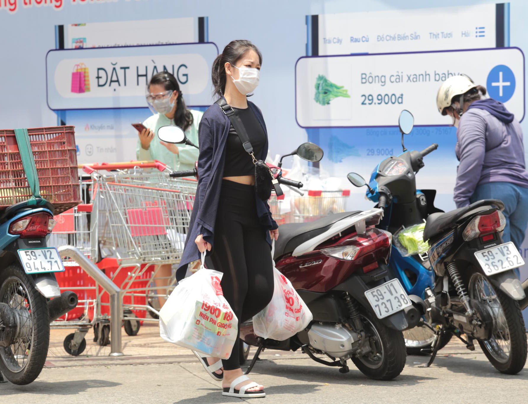  Các khách hàng mua khá nhiều thực phẩm khi rời siêu thị.