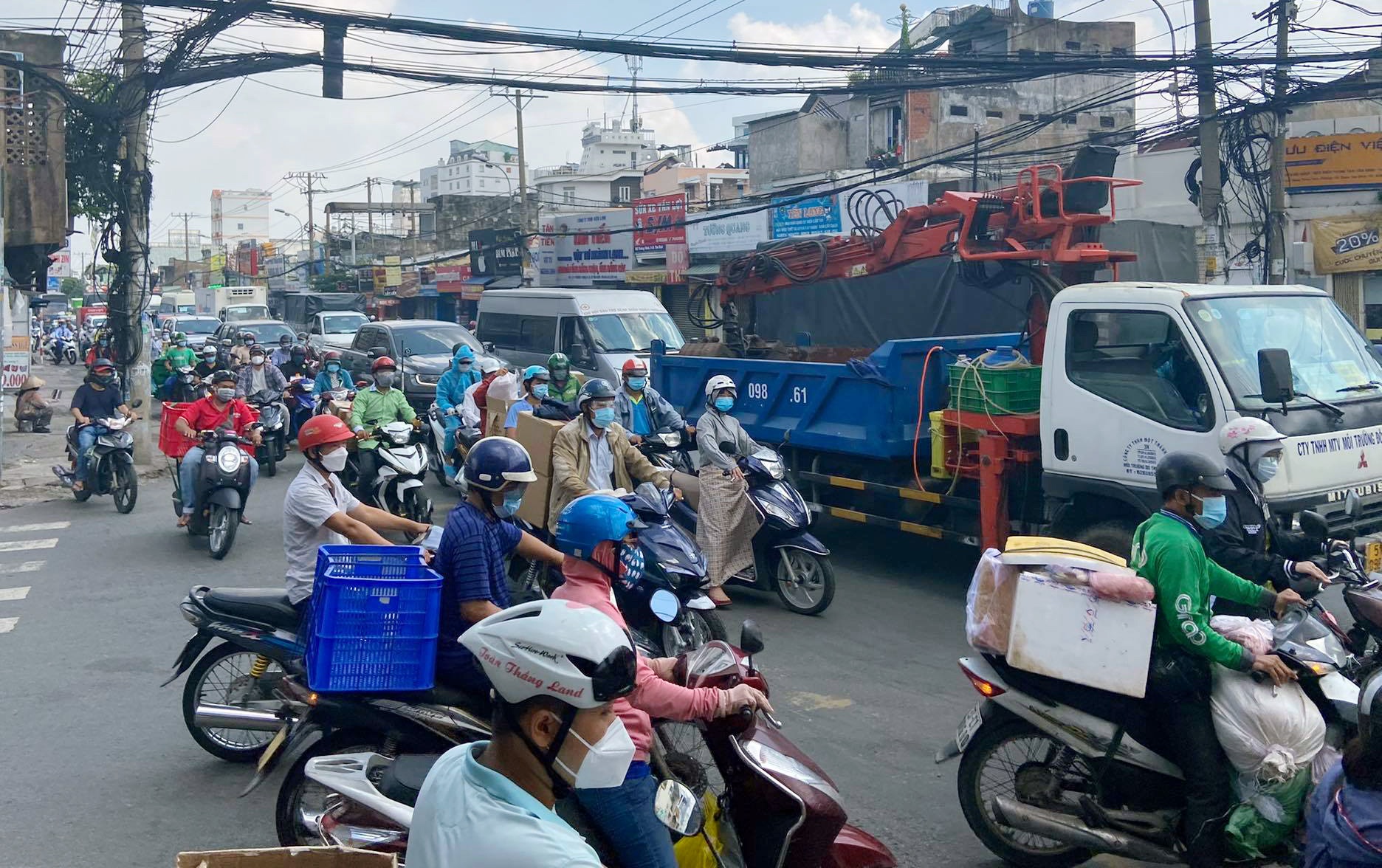 Xe tải xếp hàng dài trên đường Trường Chinh hướng vào trung tâm TP.