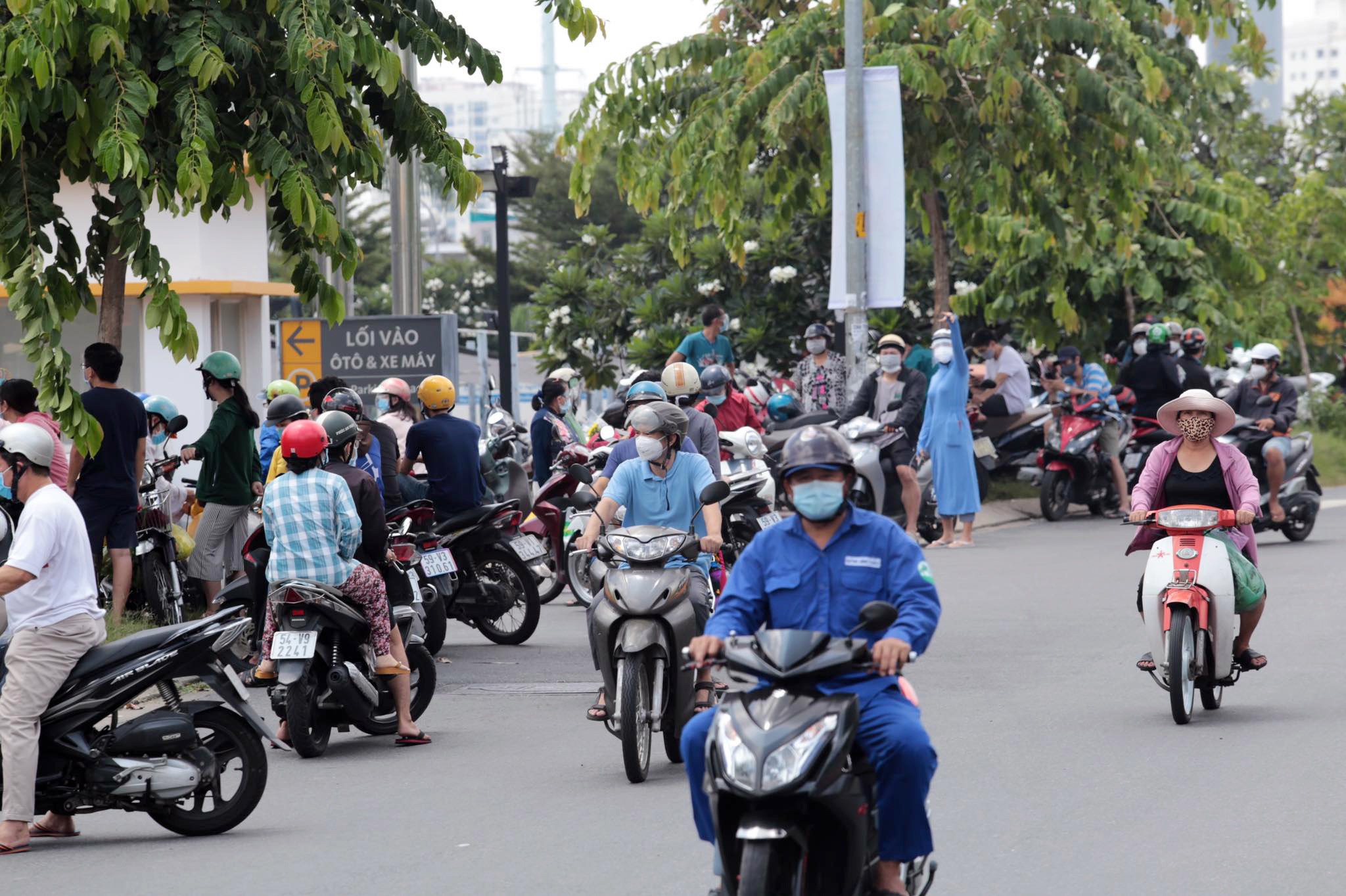 “Hơn 40 ngày thành phố giãn cách xã hội theo Chỉ thị 16 đây có lẽ là lần đầu tiên tôi thấy lượng người ra đường đông như thế này. Nhiều người cũng giống như tôi đi mua thực phẩm, thuốc men dự trữ trước thời điểm TP siết chặt các biện pháp chống dịch vào ngày 23/8”, anh Phạm Văn Phong ngụ quận Bình Tân nói.