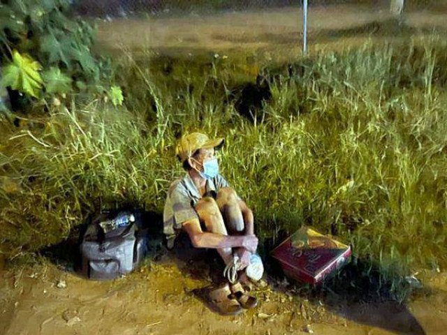 Nhói lòng cảnh người đàn ông ngồi bên chiếc xe đạp gãy vì gặp tai nạn trên đường về quê