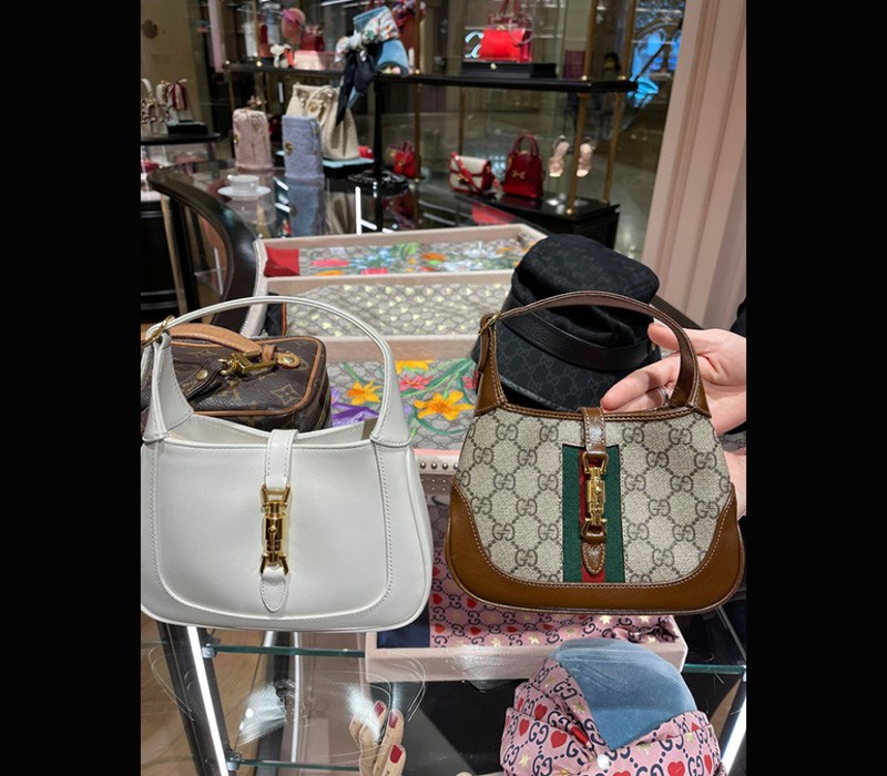 Trước khi được công an điều tra, Lã Thị Ngọc có những buổi mua sắm hàng hiệu không tiếc tay với loạt túi xách của nhà mốt Gucci.
