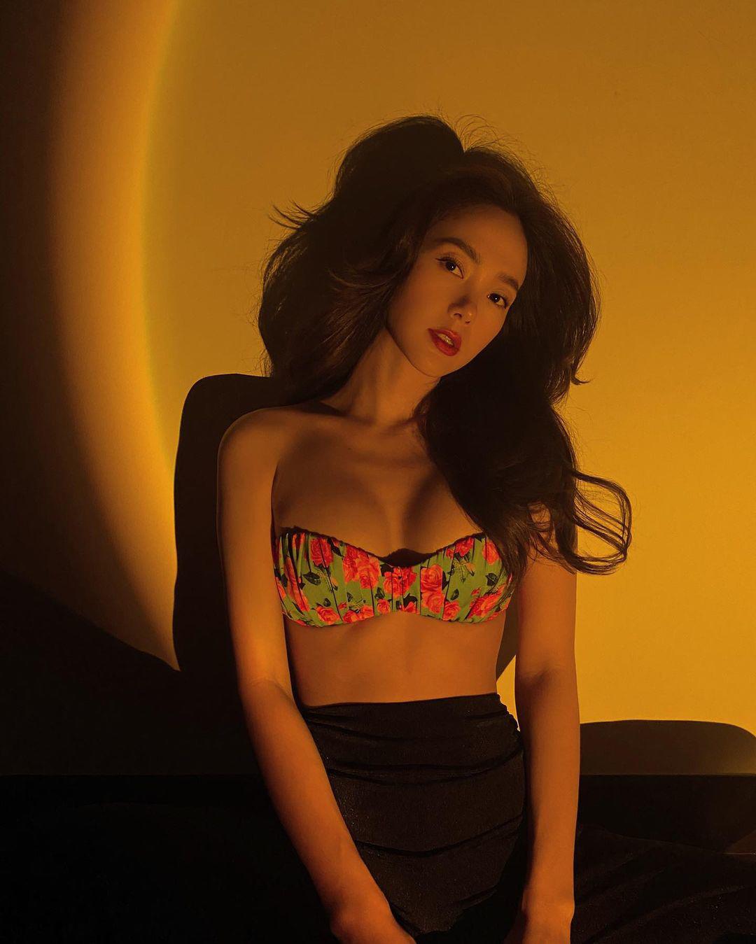 So ảnh mới khoe với ảnh của đầu mùa giãn cách, chất lượng body của cô nàng chẳng hề nao núng chút gì. 