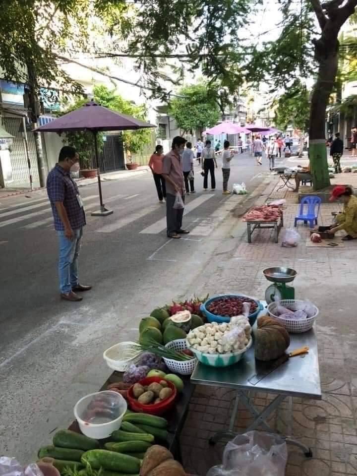 “Đưa chợ ra phố”, thiết lập các chợ tạm là cách mà hai Vạn Ninh và thành phố Nha Trang triển khai để phục vụ người dân, đồng thời đảm bảo giãn cách theo quy định phòng chống dịch.