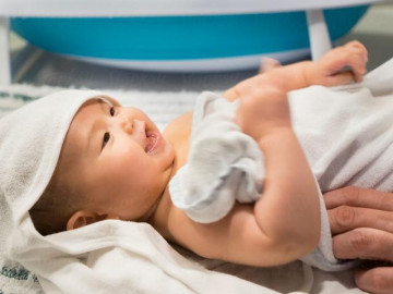 Thói quen nhiều mẹ làm sau khi tắm cho con, tưởng tốt nhưng bác sĩ cảnh báo rất nguy hiểm