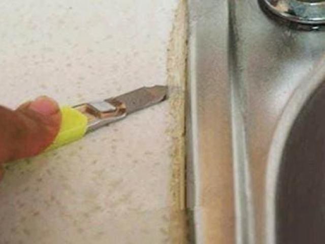 Keo nối của chậu rửa bị mốc đen, mách bạn cách chỉ cần một lần vuốt là trắng như mới